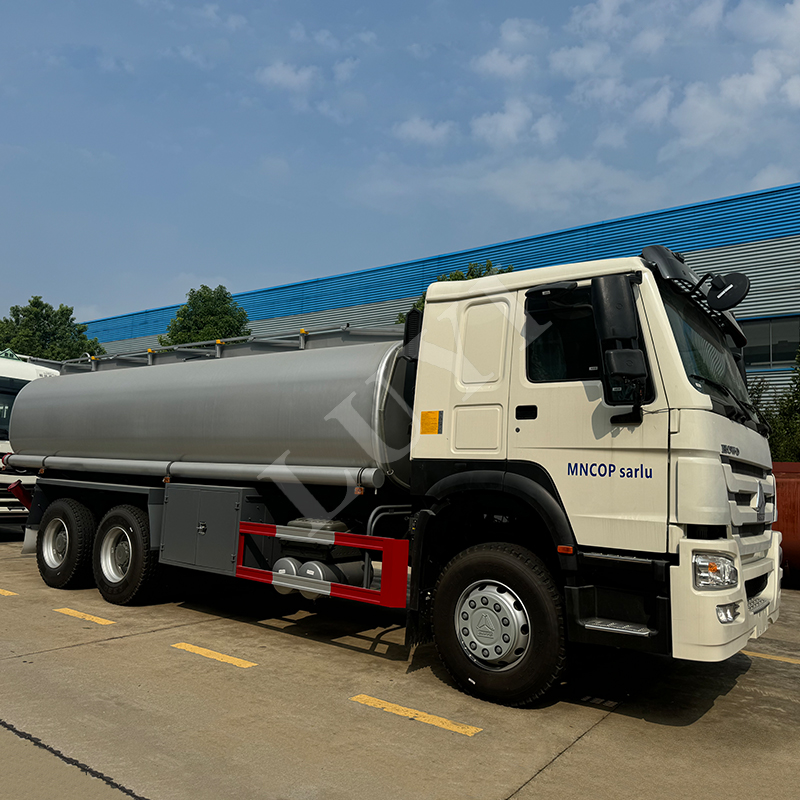 HOWO oil tank truck 25,000 liters. 20,00