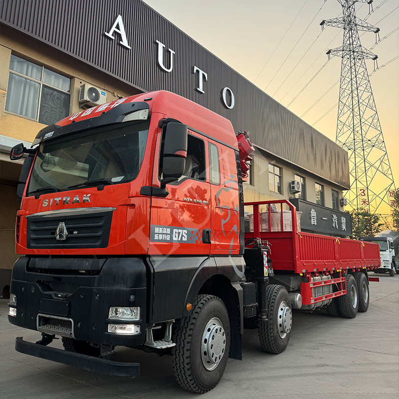 SINOTRUCK HOWO 15 tons folding crane 8×4 folding boom crane