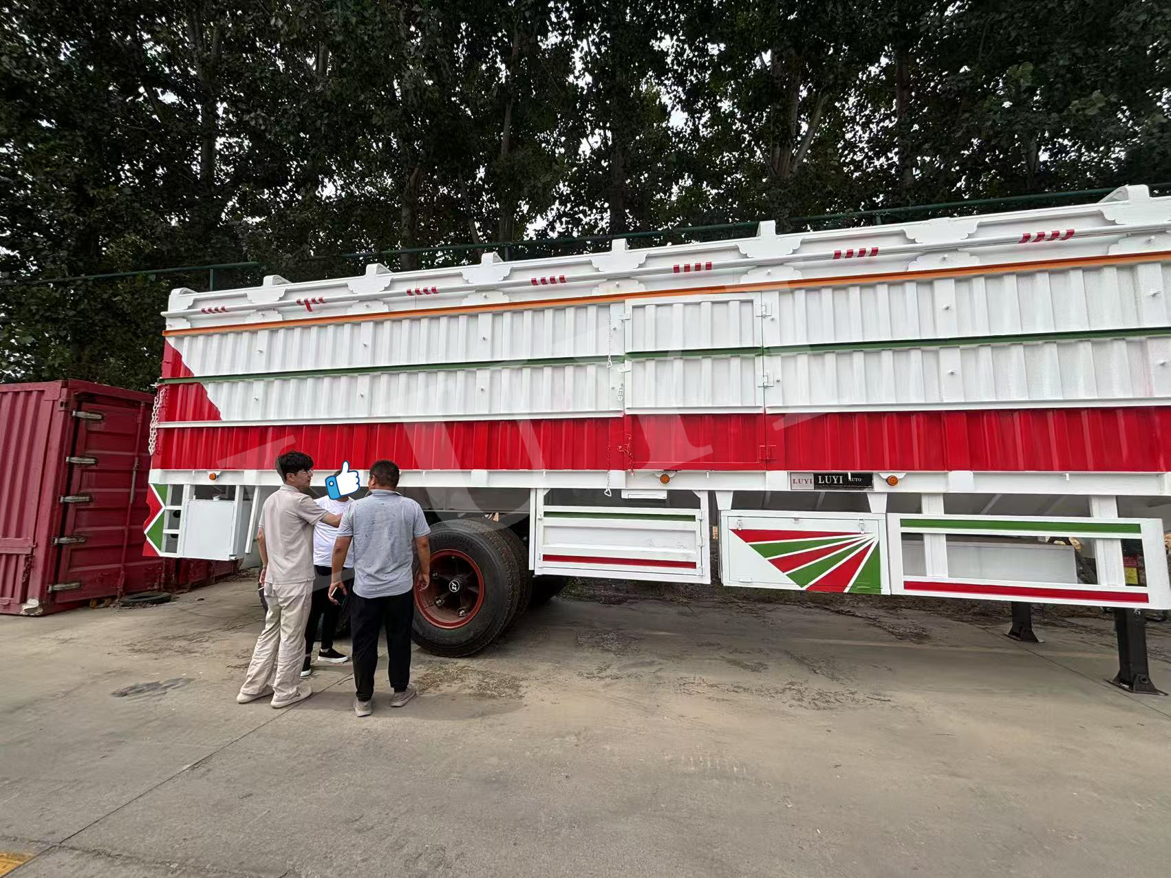 Warmly welcome the customers from Algeria to visit our factory.