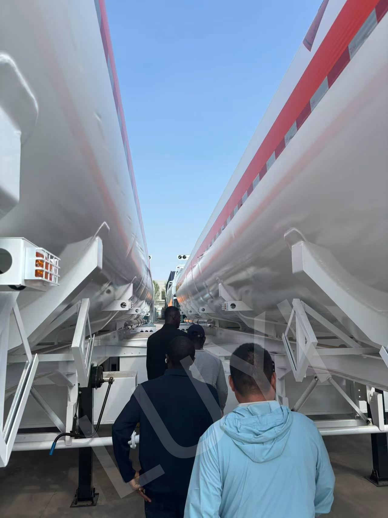 Welcome Guinean customers to come to the Luyi factory to purchase oil tank semi-trailers