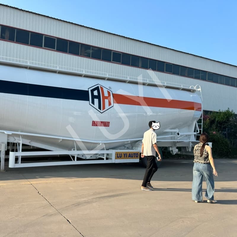 Saudi Arabia Customers Visit LUYI AUTO to Place Orders for Bulk Cement Tank Semi Trailers