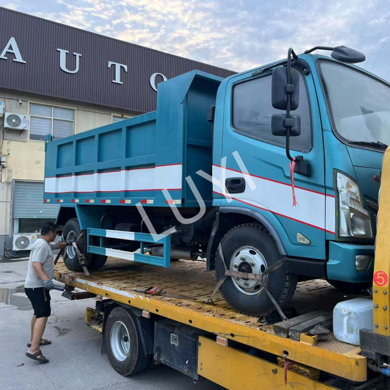 HOWO 4×2 Small Dump Truck Load